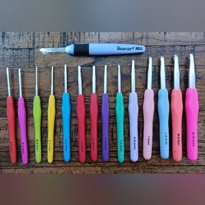 15 pc. Crochet Hook Lot plus Storage Case